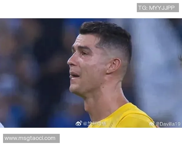 大牌足球明星在比赛失利后泪洒赛场展现脆弱一面引发球迷心疼